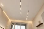 Натяжной потолок с двумя магнитными трековыми системами: чёрные шинопроводы с линейными светильниками